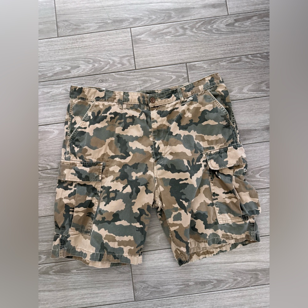 Levi’s|Men’s Olive Camouflage Cargo Shorts, size 40•••Summer closet staple - Picture 4 of 14